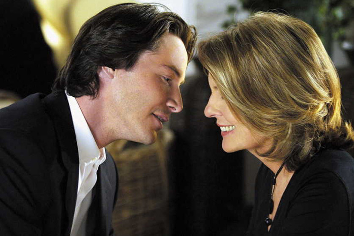 Páry s velkým věkovým rozdílem přitahují velkou pozornost u nás i v zahraničí - jako například ve filmu Láska s pravidly nebo bez, kde herečka Diane Keaton hraje zralou milenku mladého lékaře v podání Keanu Reevese. Fotografie: snímek z videa
