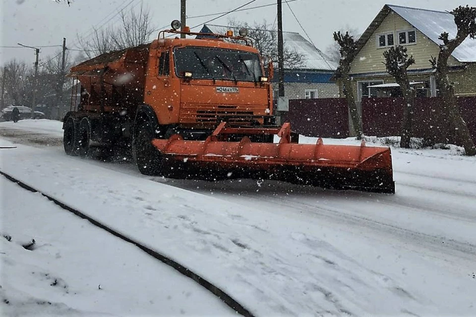 Сейчас ведется патрульная расчистка основных городских дорог. Фото: admkirov.ru