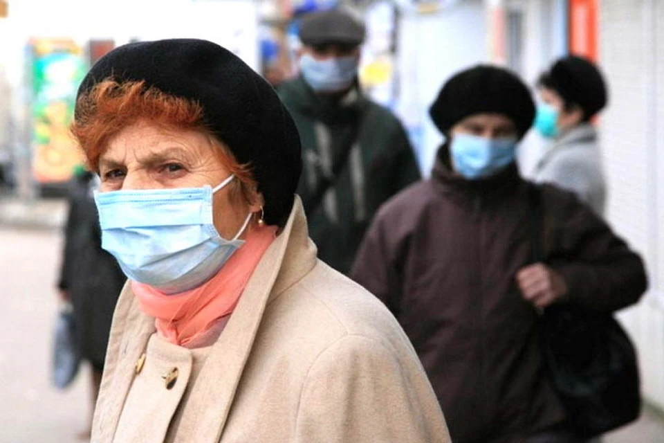 Теперь пожилым жителям ЛНР, чтобы попасть в Пенсионный фонд, надо надеть маску. Фото: zavodoukovsk.online