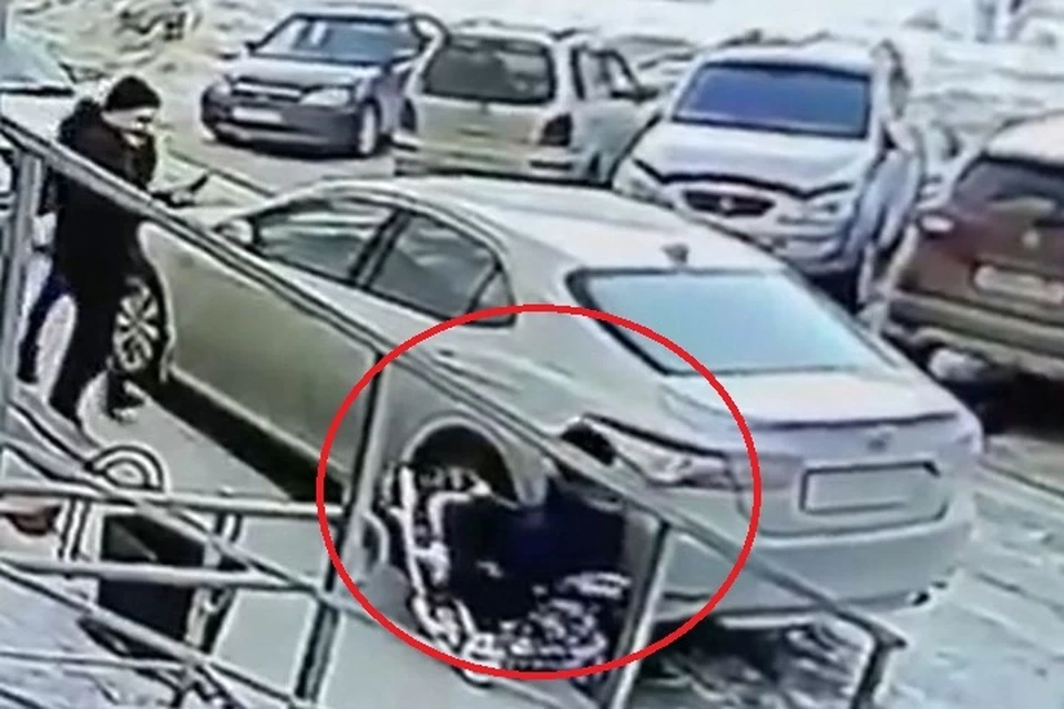 Подростки врезались на тележке в припаркованное авто. Фото: стоп-кадр rodniki_nsk