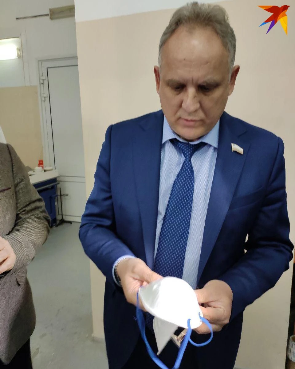 Василий Разделкин посетил саратовское предприятие по производству масок
