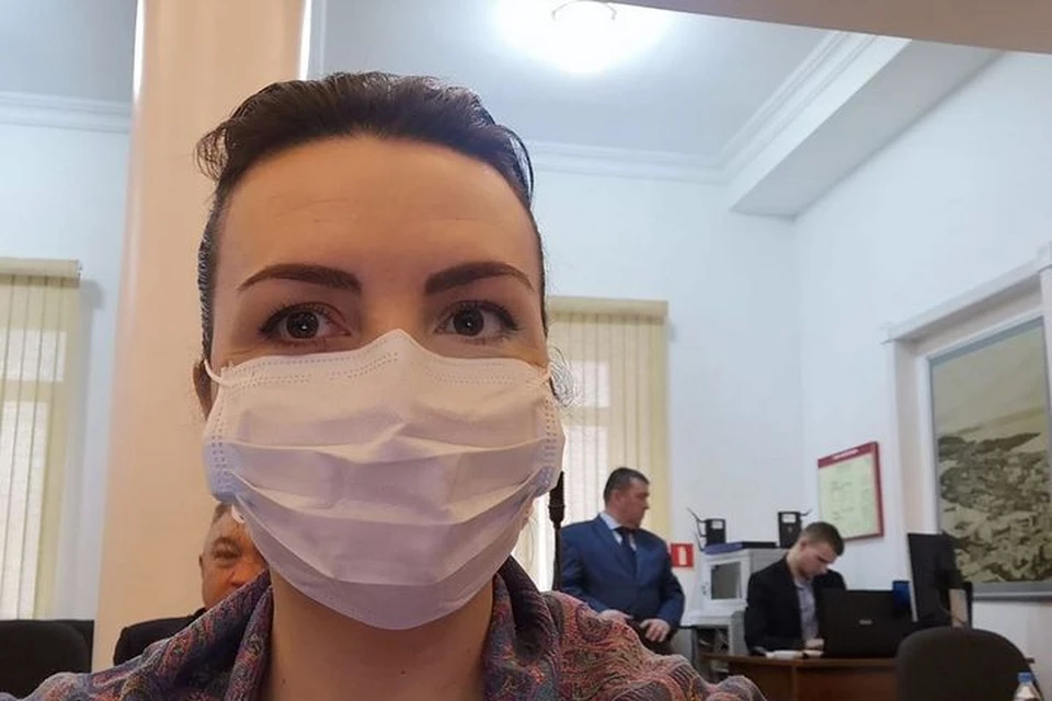 Перед заседанием депутатов осмотрели врачи. Фото: Facebook Натальи Кочуговой.