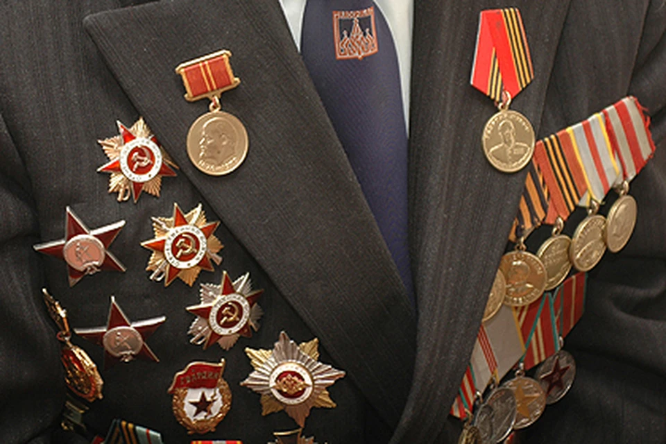 Медали на гражданском костюме