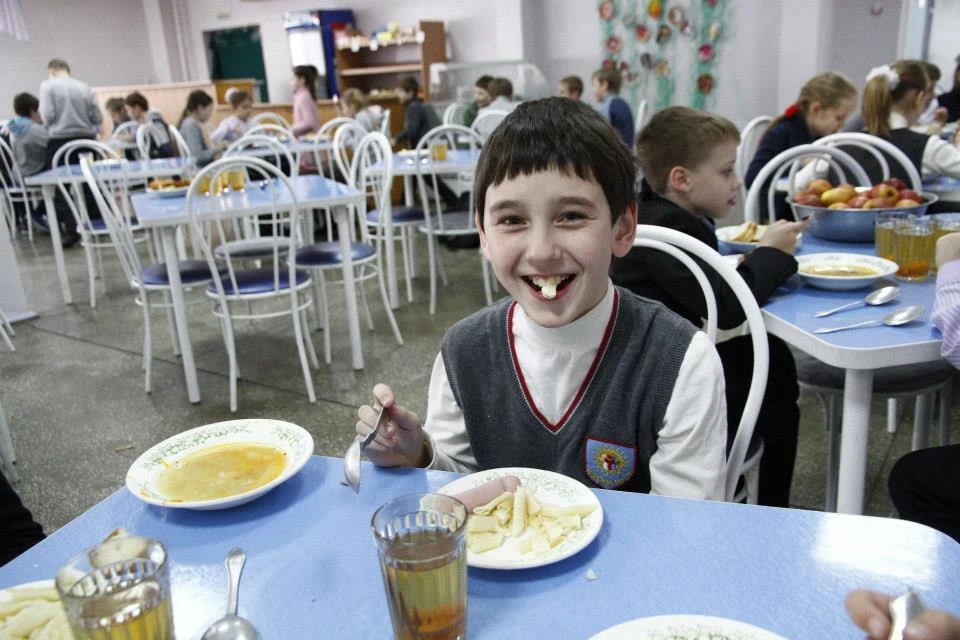 Продукты, которые не пошли на завтраки в школах, раздадут детям по домам.