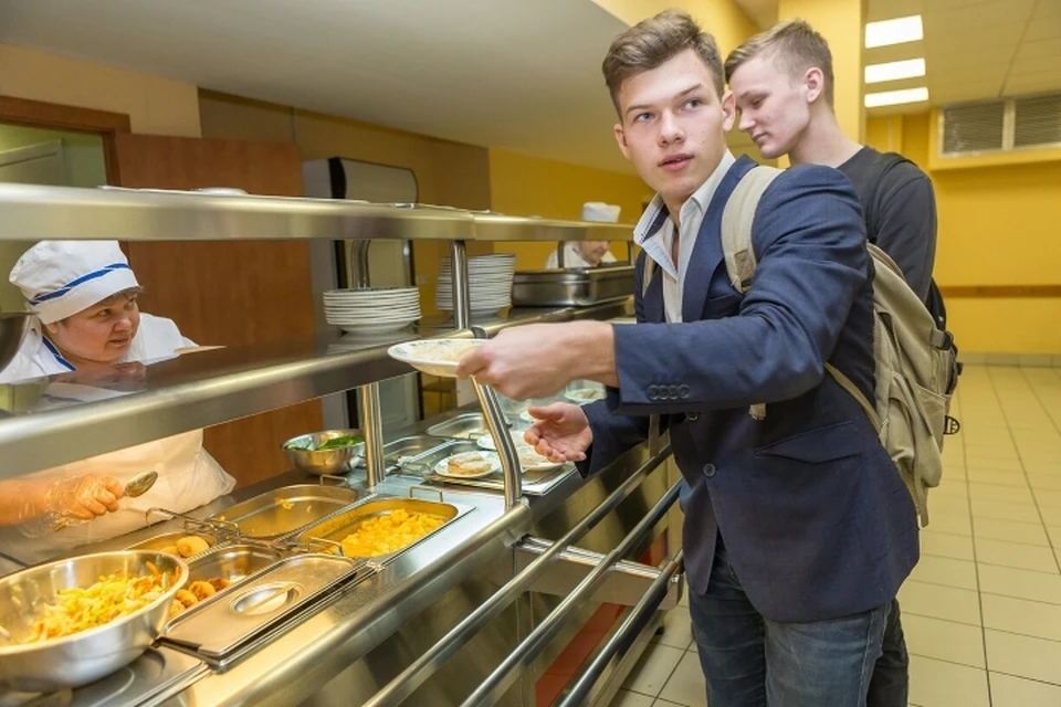 В Петербурге организуют льготное питание для школьников даже во время долгих каникул из-за коронавируса.