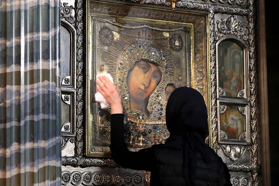 В Казанском соборе Санкт-Петербурга обрабатывают специальными дезинфицирующими средствами иконы и киоты. Фото: ТАСС