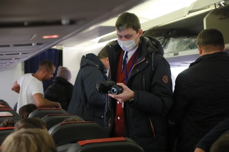 Пассажиров проверили на борту самолета.