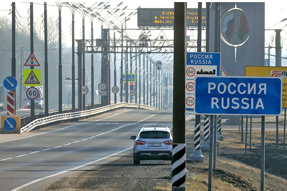 Все границы России закрываются на въезд и выезд.