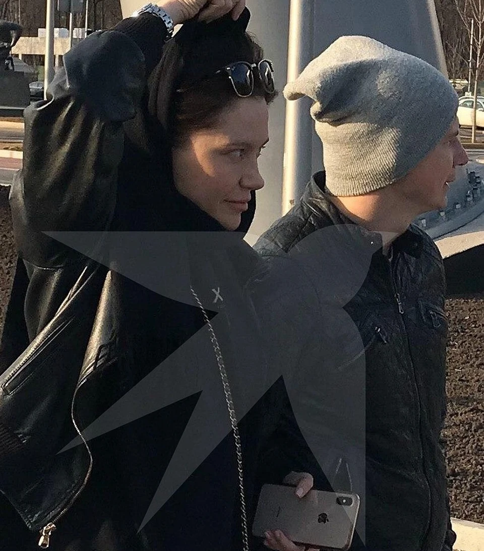 Прохожие обратили внимание, что на футболисте и его избранице нет масок и перчаток Фото: Предоставлено "КП"
