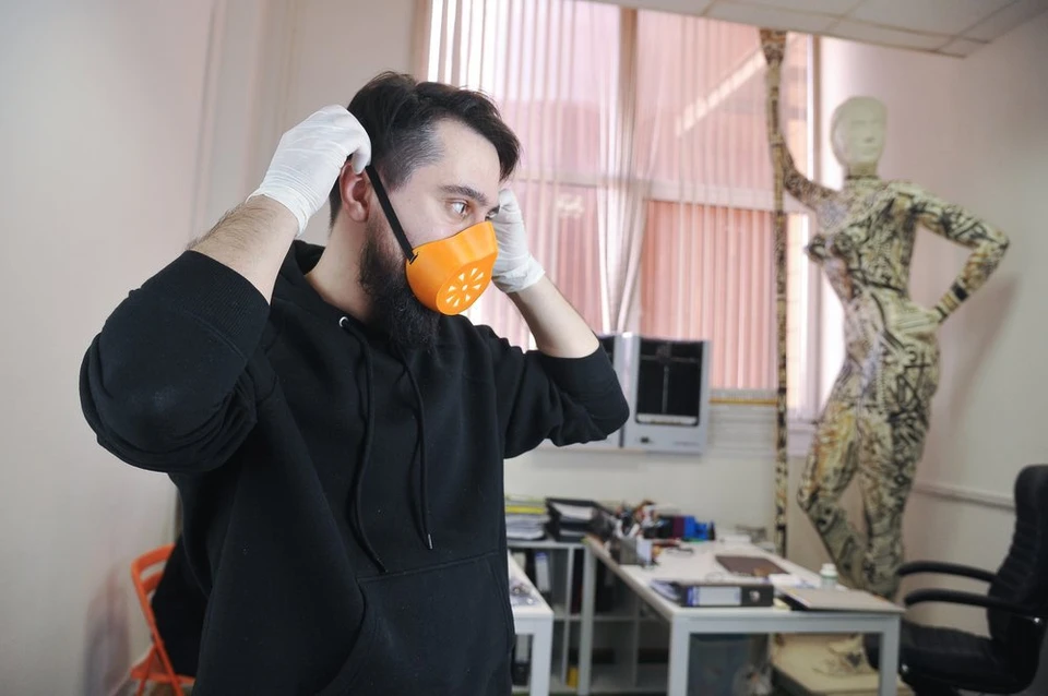В Нагатино изготавливают на 3D-принтере защитные маски.