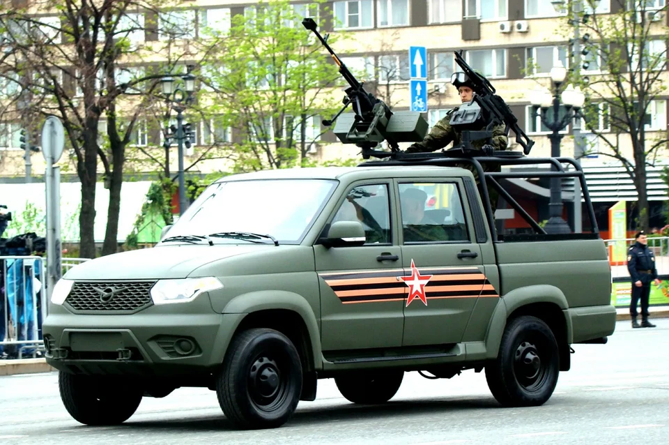 Перспективный армейский пикап УАЗ-23632-148-64 с пятиместной кабиной и двумя пулеметами. Фото: Евгений Кочнев/kolesa.ru