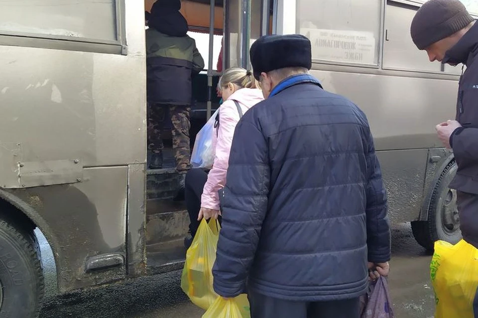 Пассажиры садятся в автобус в Камне-на-Оби.