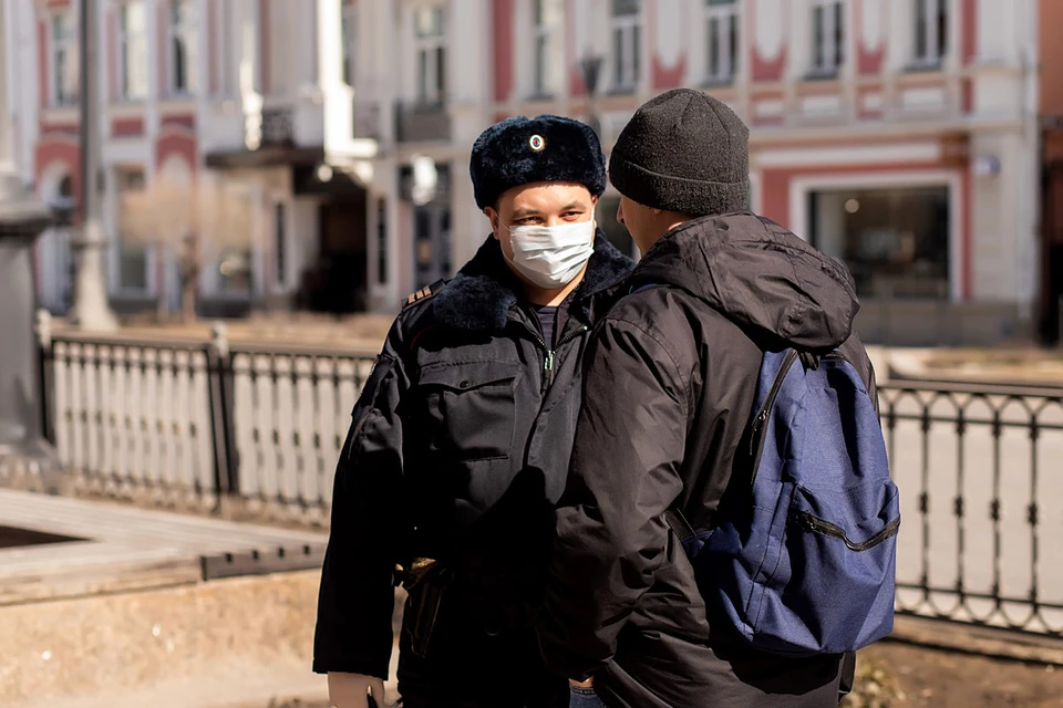 По улицам работают патрули.