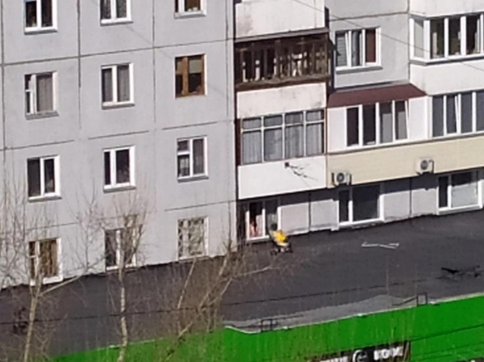 Красноярцы начали выгуливать детей на крышах из-за самоизоляции. Фото: Оксана КОЗЛОВА,