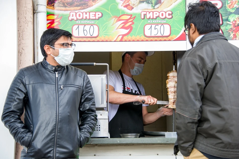 Заведения работают на вынос, но любители шаурмы не отходят от ларьков.
