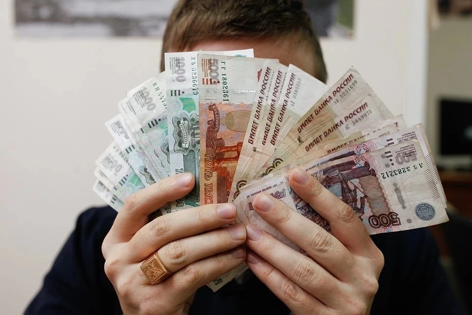 Эксперт посоветовала пока не вкладывать средства в "нефтяные" валюты