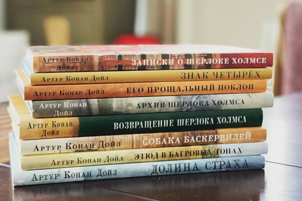 Елена Вакуленко на карантине читает дочерям Конана Дойла. Фото: аккаунт Елены Вакуленко в Инстаграм