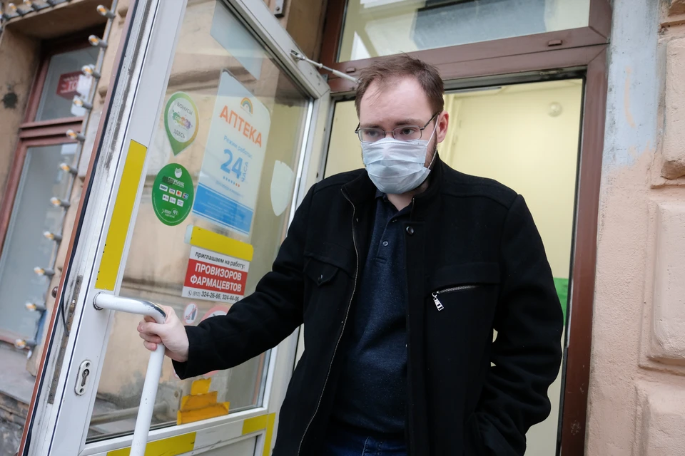 Медицинские маски в аптеках Санкт-Петербурга в последнее время найти крайне сложно — в городе с ними большая напряженка.