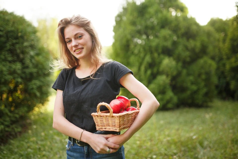 Девушка с яблоками. Иллюстративное фото