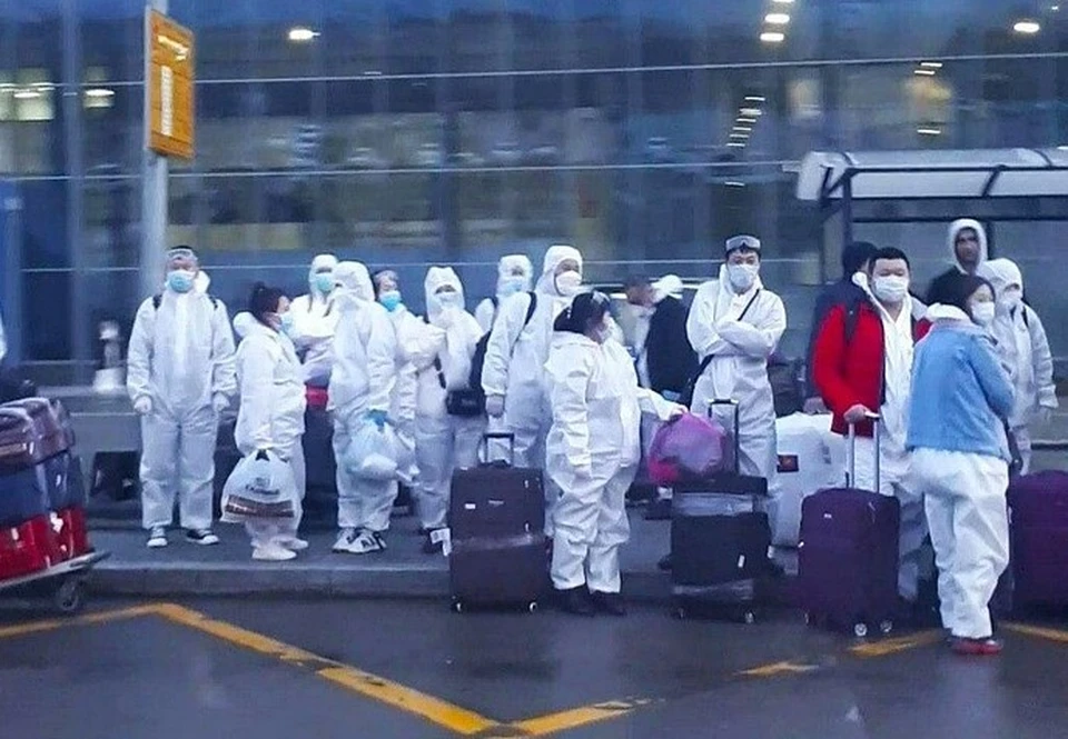 Китайцы в защитных костюмах в аэропорту Владивостока напугали приморцев. Фото: artem.news.plus