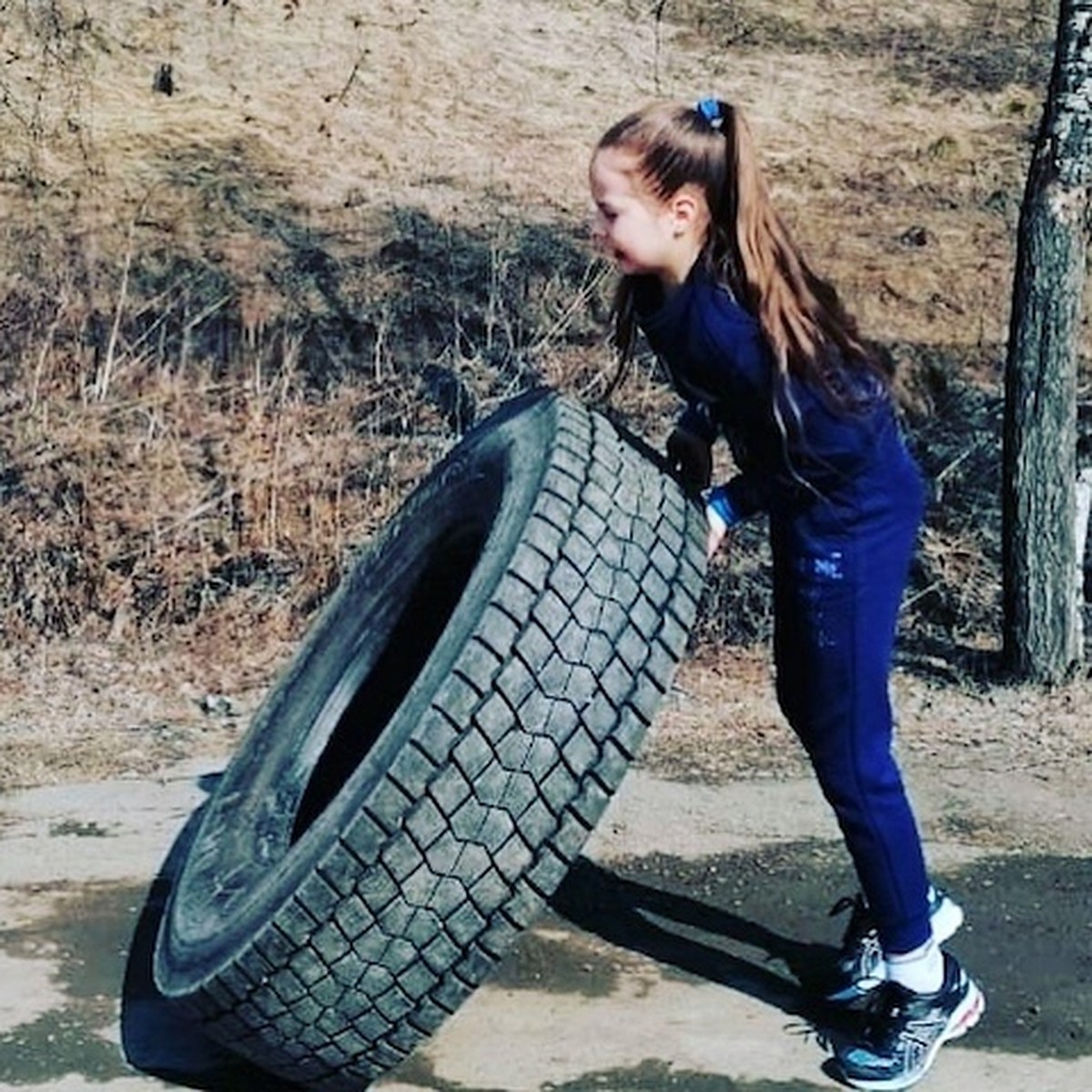 Выдает по два рекорда в день»: на Урале 11-летняя школьница во время  самоизоляции стоит с гирей на гвоздях и толкает автомобиль - KP.RU