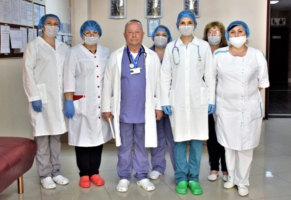 Медперсоналом заведует полковник медицинской службы запаса Михаил Косияди (в центре). Фото: пресс-служба администрации Ялты.