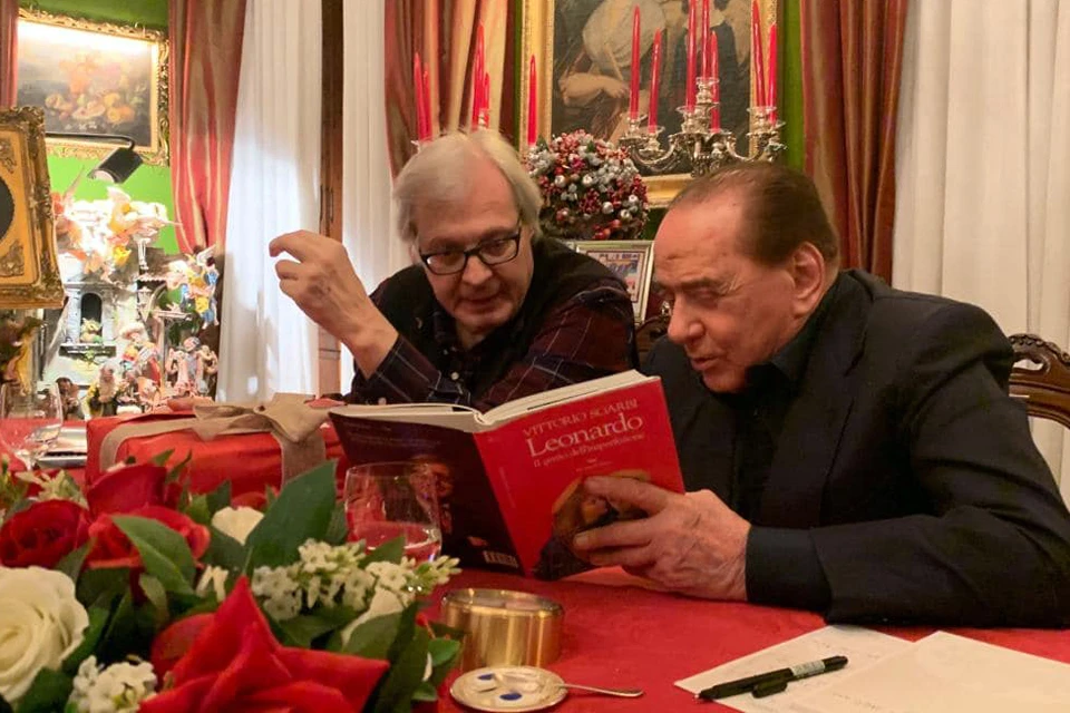 Слева направо: Витторио Згарби демонстрирует Сильвио Берлускони свою новую книгу