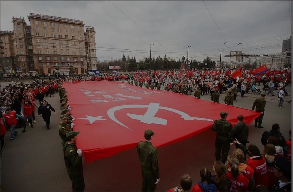 В День Победы по центру города идет огромна колонна Бессмертного полка.
