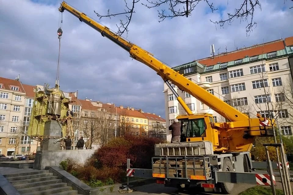 В Праге демонтировали памятник маршалу Ивану Коневу
