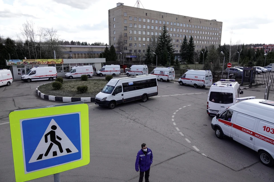 Машины скорой помощи стоят в очереди перед больницей в Химках