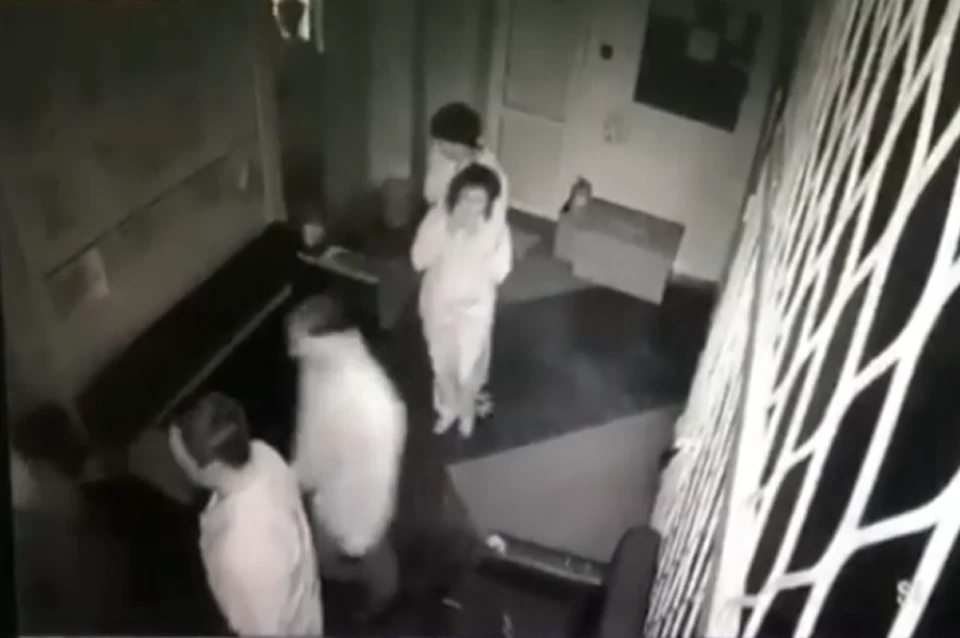 Взяли медсестру в заложники: видео как шесть пациентов устроили побег из психбольнцы в Иркутске. Фото: "Инцидент Иркутск"