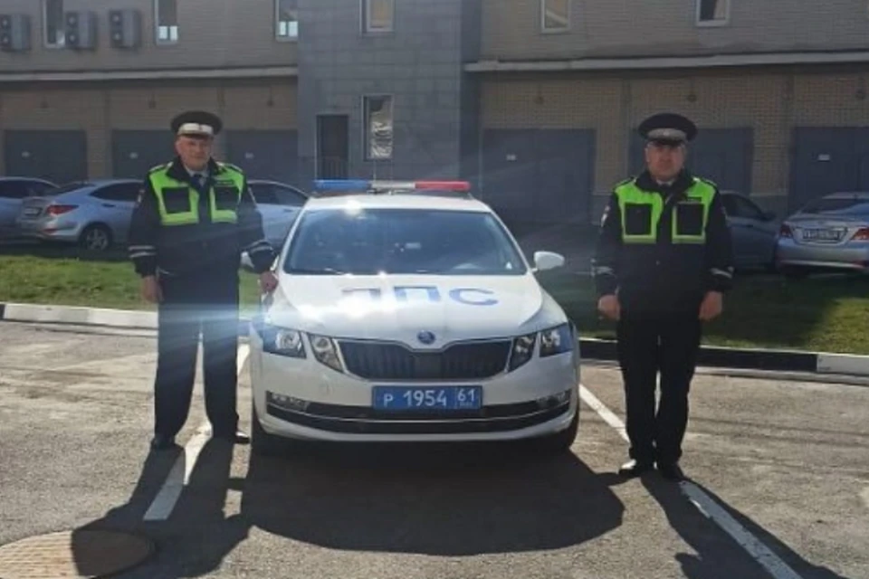 Благодаря помощи сотрудников спецбата ГИБДД роженицу вовремя привезли в больницу. Фото: отдел пропаганды УГИБДД по Ростовской области