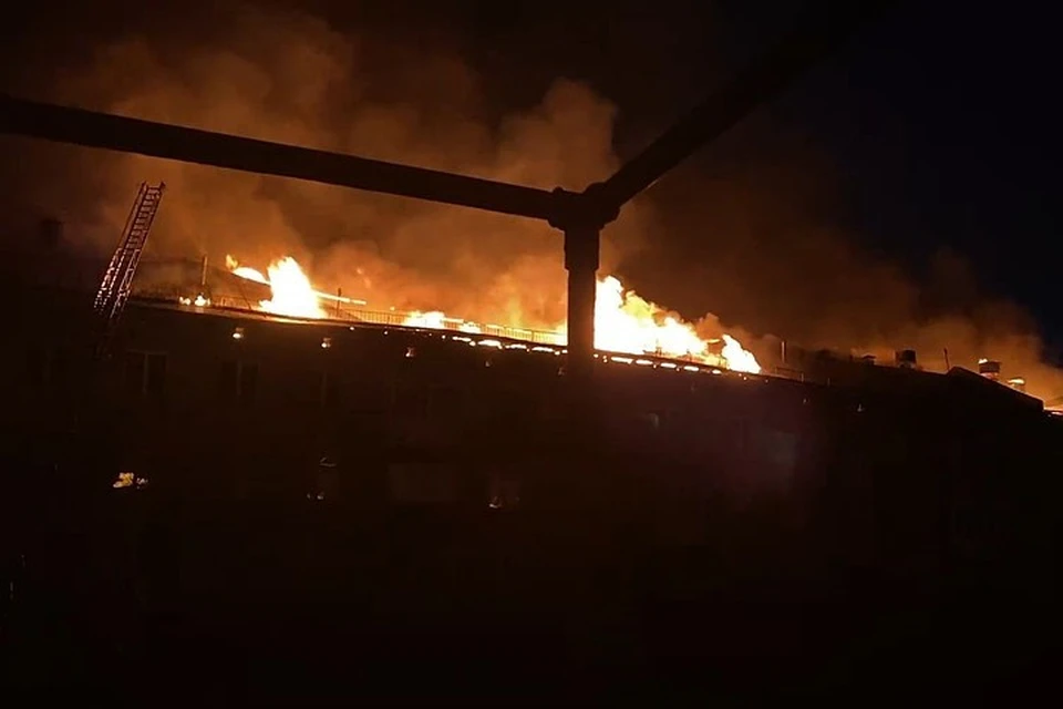 Крупный пожар в жилом доме на Ленинском проспекте