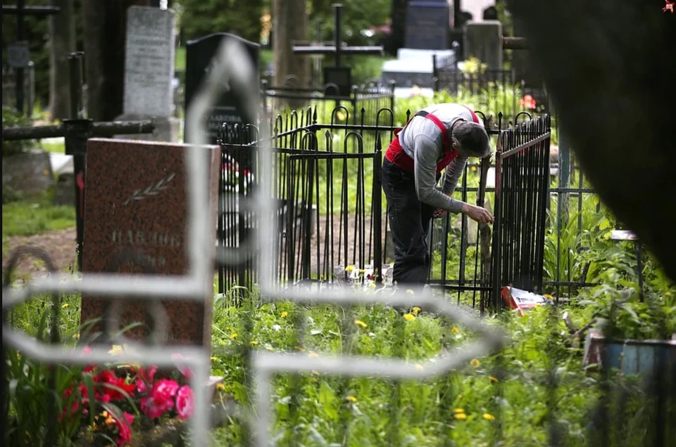 По традиции, к Родительскому дню жители Краснодара стараются привести в порядок могилы родственников.