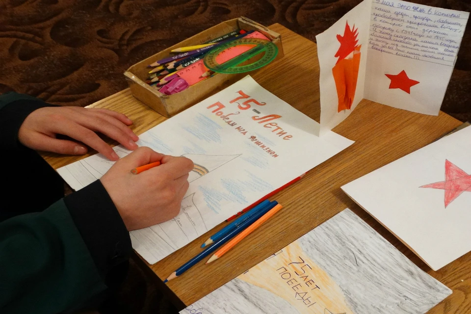 Подростки своими руками нарисовали поздравительные открытки. Фото: 43.fsin.su