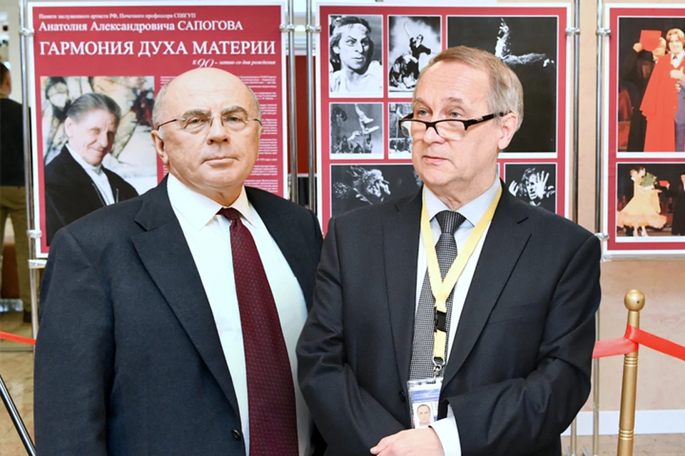Ректор СПбГУП Александр Запесоцкий ценит Александра Носихина, как хранителя сокровищ русской культуры. Фото предоставлено пресс-службой СПбГУП.