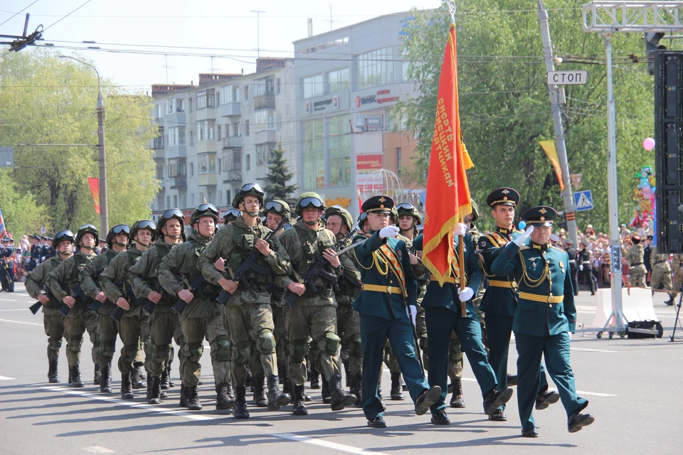 В прошлом году военные прошли по площади Победы, а в этом парада уже не будет.