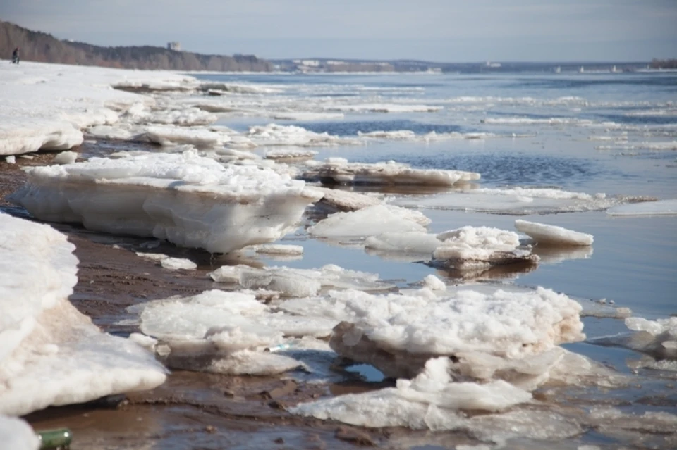 Прочитайте ледоход лед идет вышел на берег. Ледоход Хабаровск. Ледоход на финском заливе. Ледоход в Астрахани. Лед в апреле.