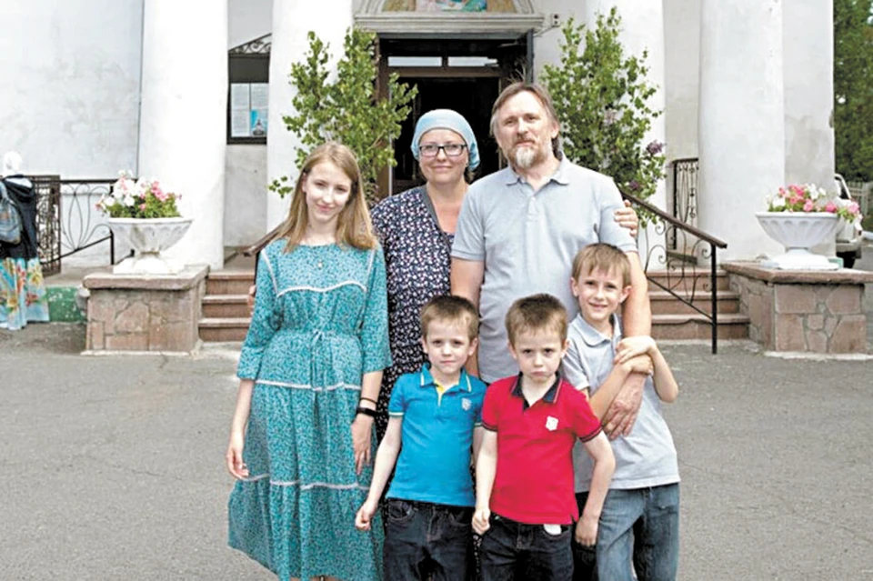 Уже около 12 лет семья Кононихиных в полном составе ходит в Троицкий храм и считает его своим вторым домом. Дети ходят в воскресную школу, у взрослых – послушание.