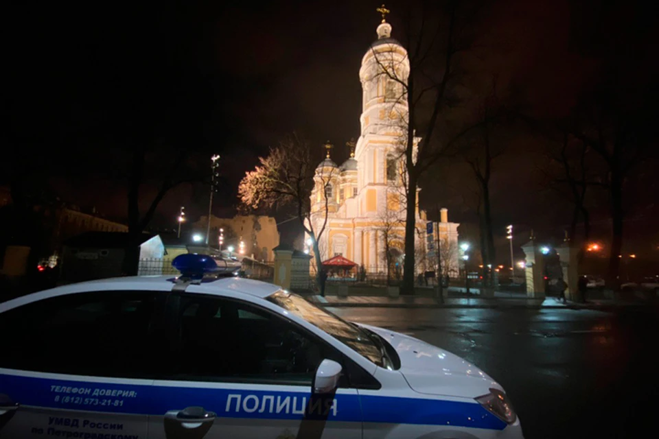 На пасхальные службы в Санкт-Петербурге верующих не выгоняли из церкви.
