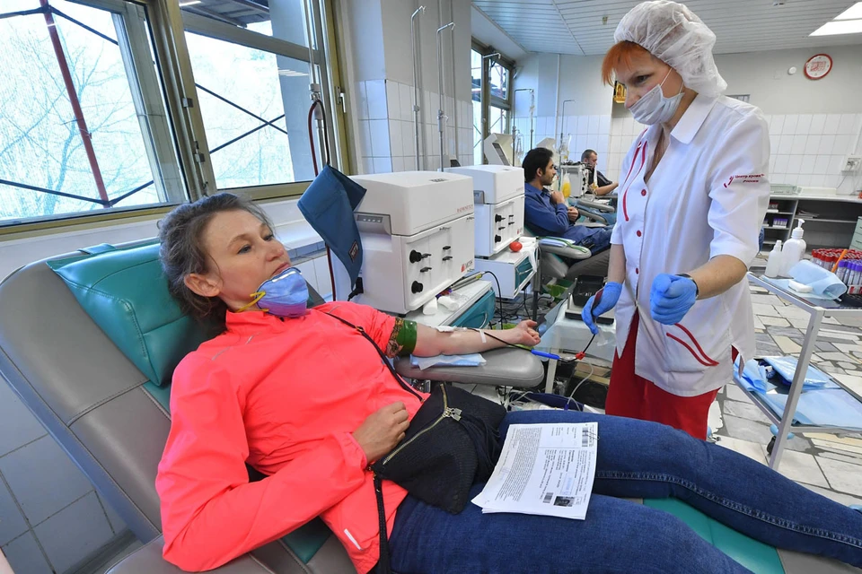 Переливание донорской плазмы от пациентов, переболевших коронавирусной инфекцией, в качестве метода лечения COVID-19 используют во всем мире. Фото: Сергей Киселев/АГН "Москва"