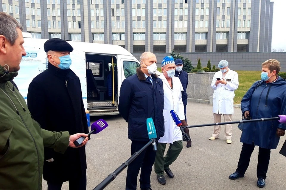 Больнице Святого Георгия подарили маски, респираторы и защитные костюмы. Фото: пресс-служба администрации СПб