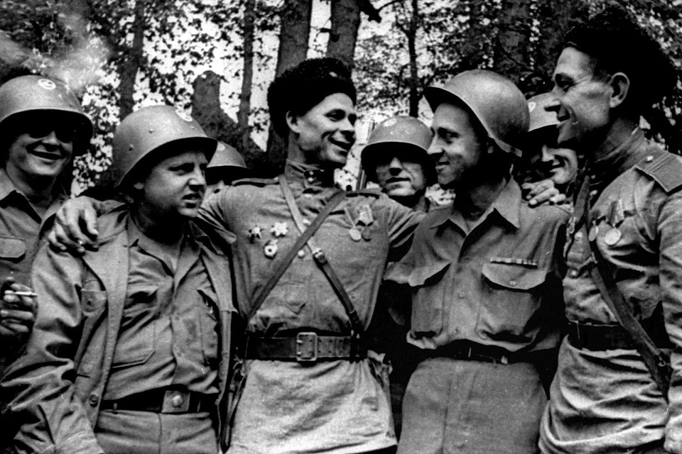 Встреча американских и советских солдат на Эльбе в 1945 году. Фотохроника ТАСС
