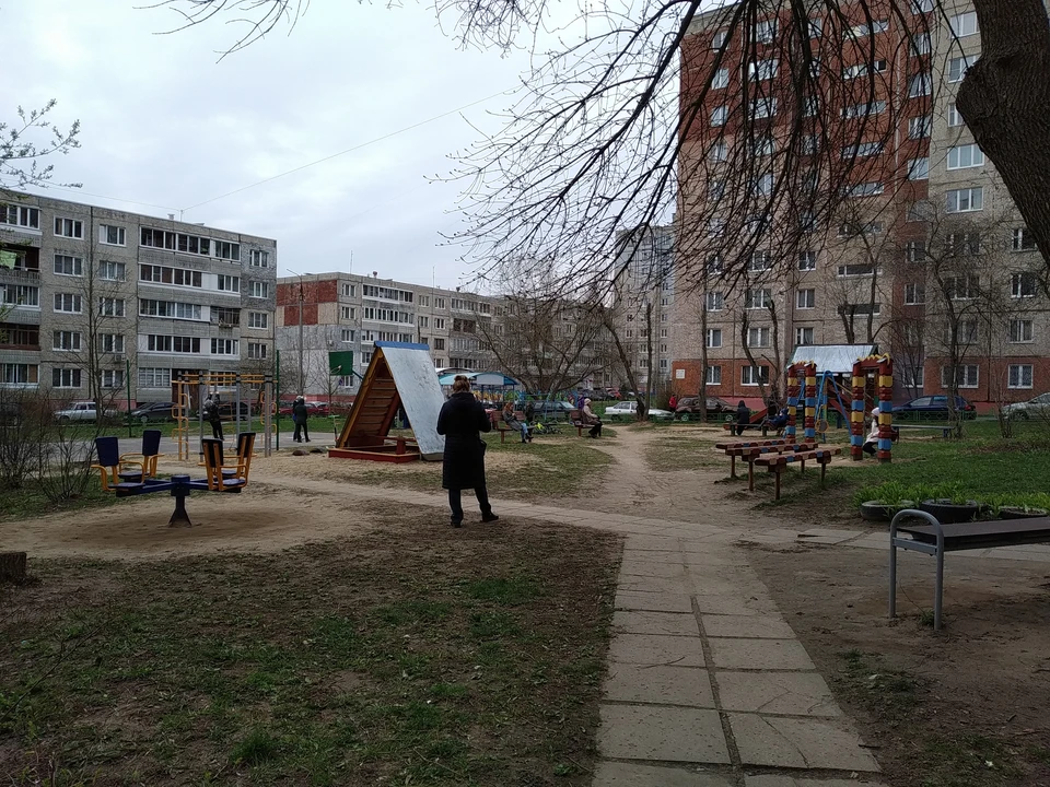 На детских площадках много людей, несмотря на режим самоизоляции