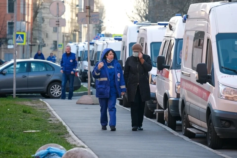 Правительство России выделило Петербургу деньги на дополнительные выплаты медикам, лечащих больных с коронавирусом.
