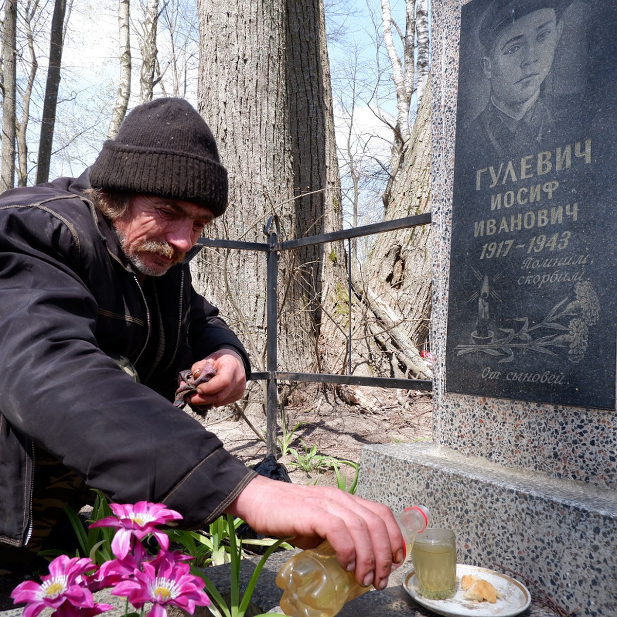 Сегодня папа приснился - и я пришла». На Радуницу в Чернобыльскую зону  приехали немногие - KP.RU