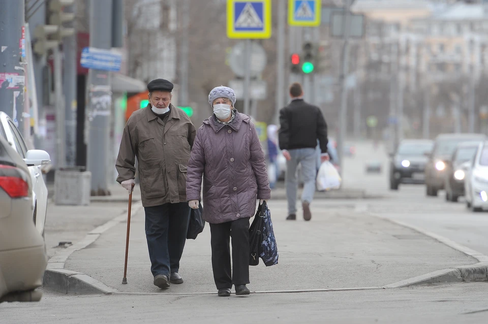 Пожилым людям лучше оставаться дома