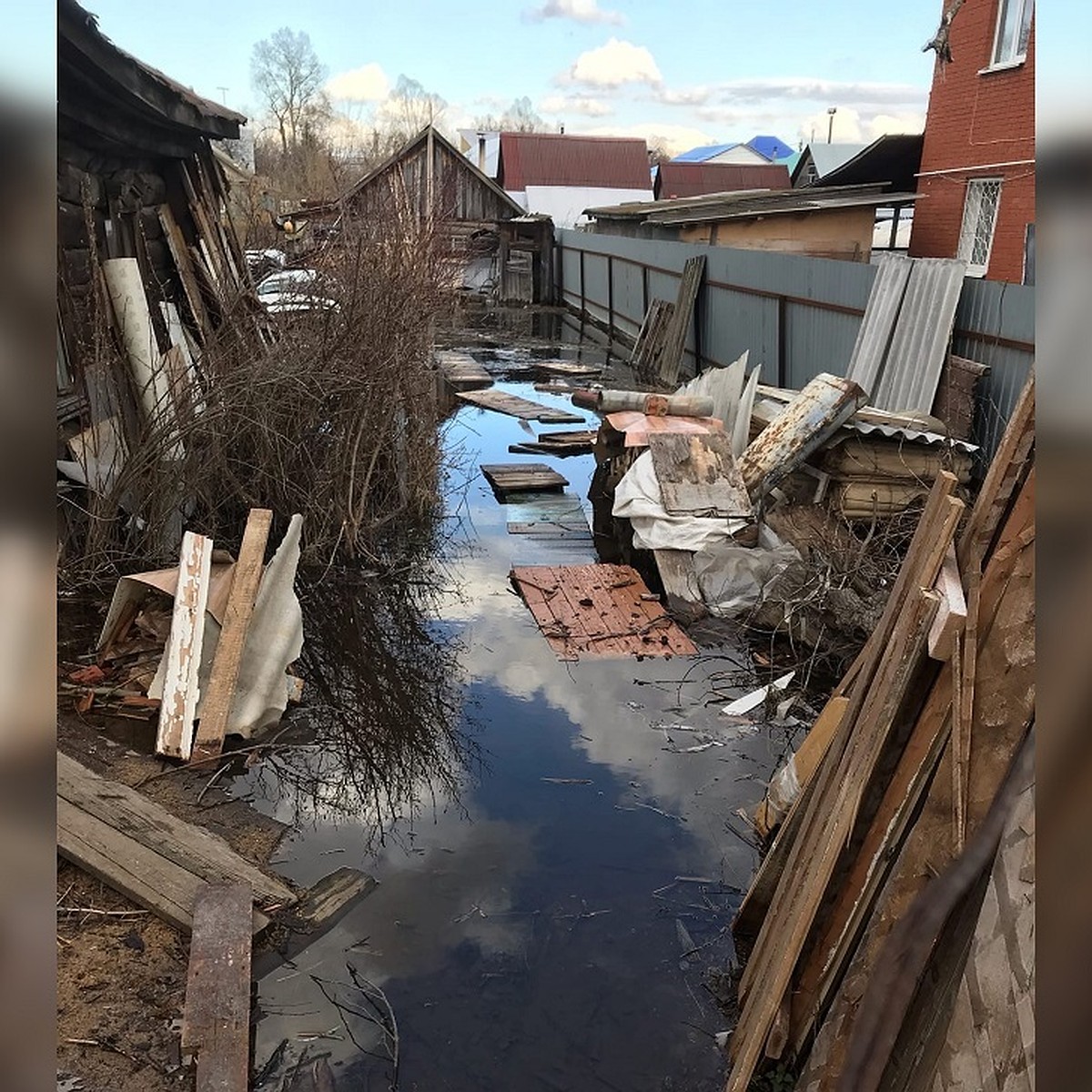 Вода с крыши размывает землю что делать