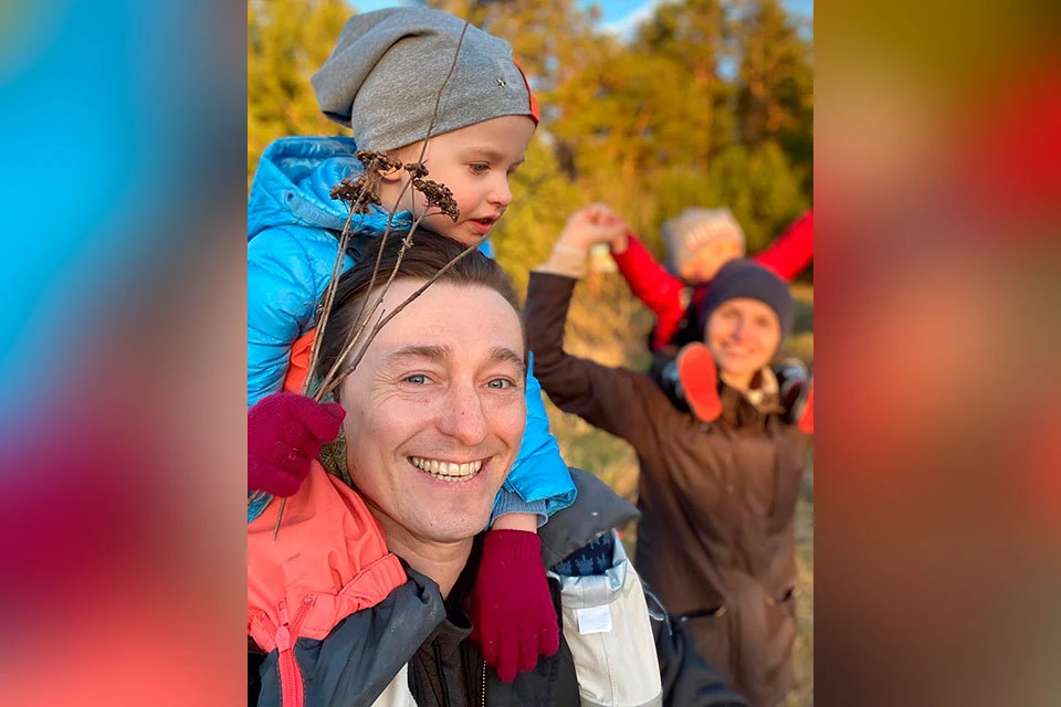 Сергей Безруков уже посадил картошку.