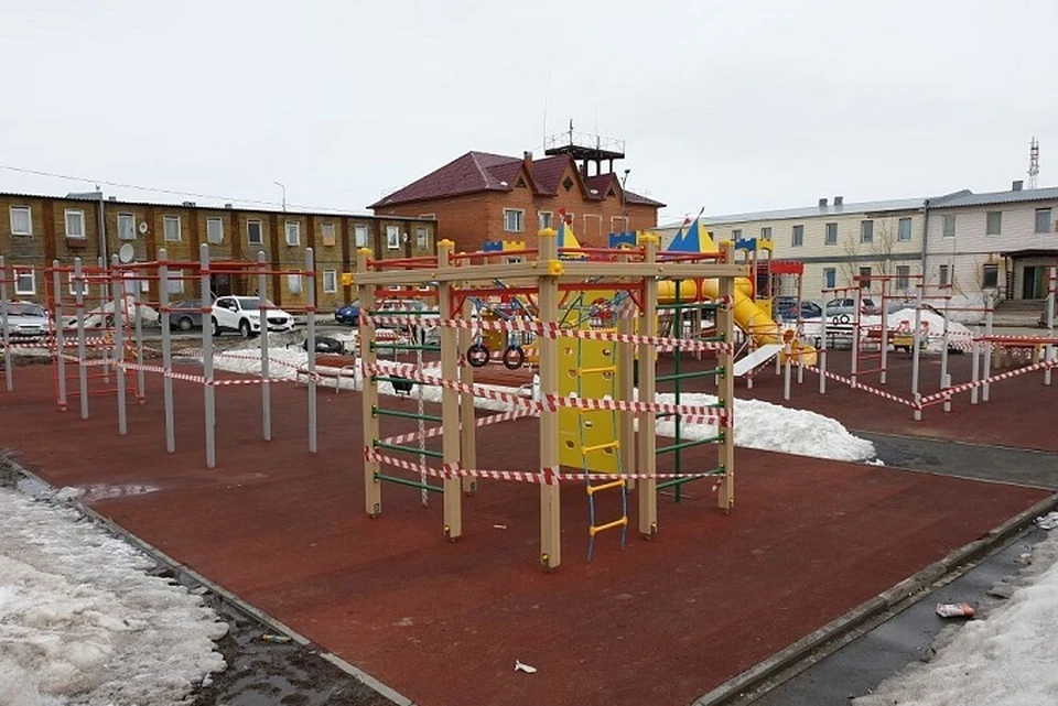 На Ямале депутат, борясь с коронавирусом, обмотал детскую площадку пищевой пленкой Фото: salekhard.org